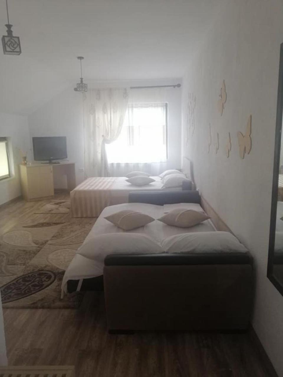 Collias Hotell Horezu Exteriör bild