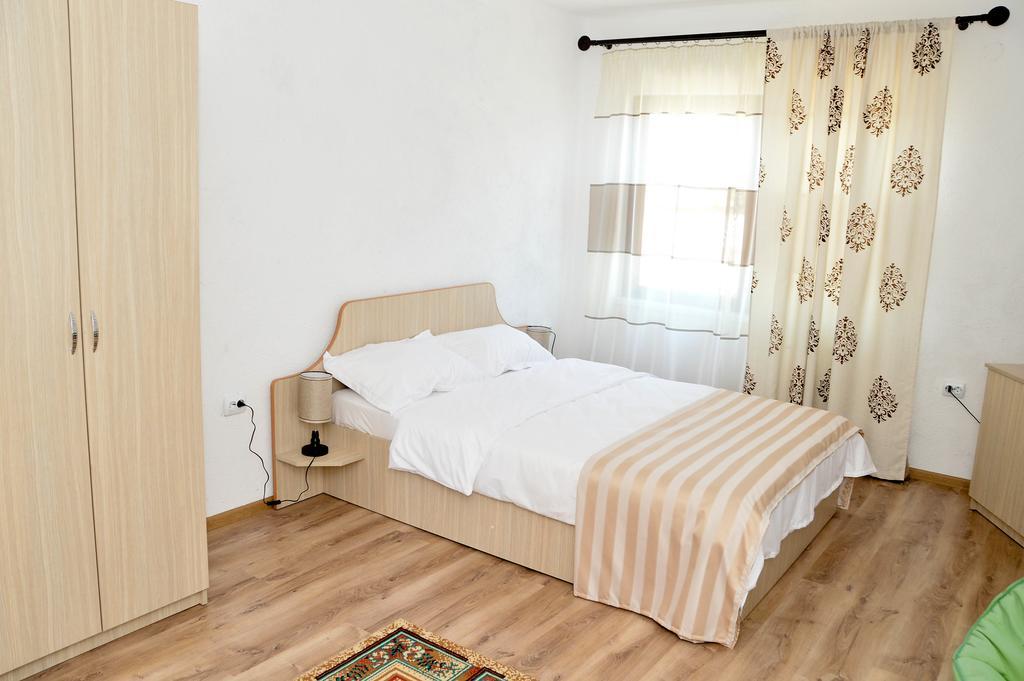 Collias Hotell Horezu Exteriör bild